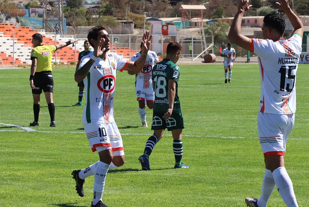 Cobresal venció de local con angustia por 2-1 a Santiago Wanderers