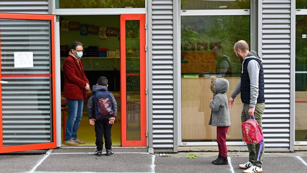 "Es un obstáculo": Gobierno francés prohibió el lenguaje inclusivo en colegios