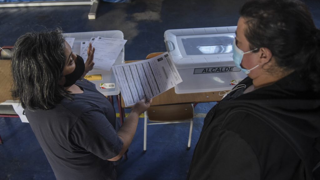 Diversas mesas del país comenzaron el conteo de votos de alcaldes por error: Había que partir por los constituyentes