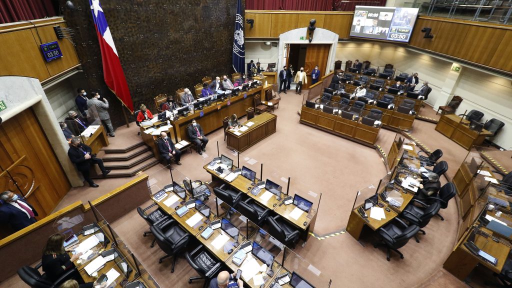 Senado despachó proyecto que crea permiso para que trabajadores se vacunen contra el covid-19