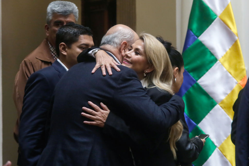 Arturo Murillo abraza a Jeanine Añez en ceremonia en el Palacio Quemado