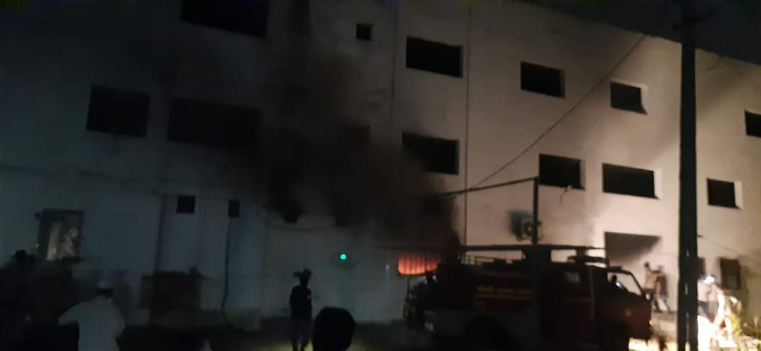 El fuego afecta al Hospital de Bharush del estado de Gujarat.