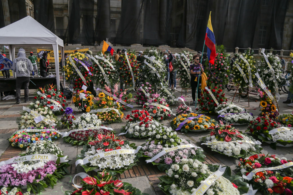 Homenaje a las victimas de la represión ante el ministerio de defensa en Bogotá