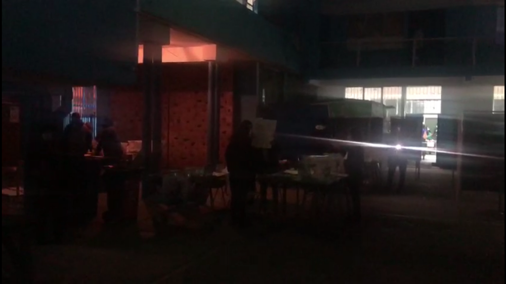 Insólito: Local de votación en Valparaíso se quedó sin luz y vocales tuvieron que hacer el conteo con linternas y luces de celulares