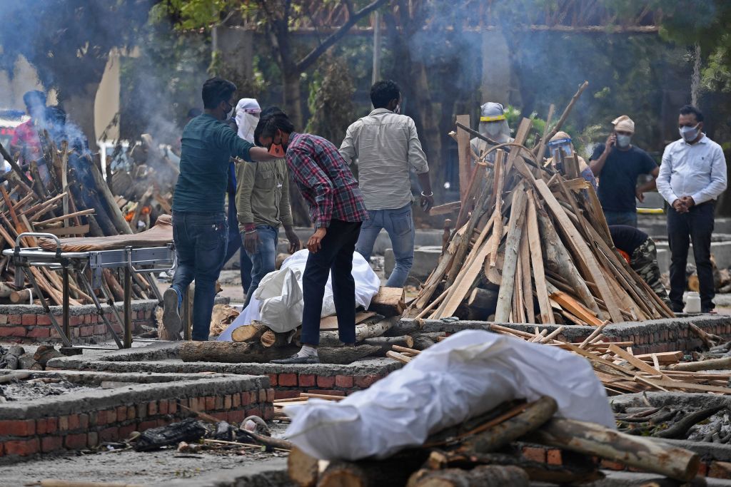 Cuerpos de Víctimas del Covid-19 esperan ser cremados en Nueva Delhi