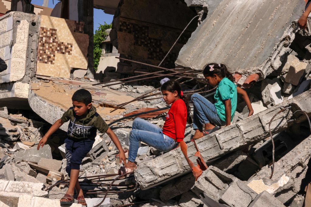 Niños palestinos juegan entre escombros que dejaron los ataques a Gaza