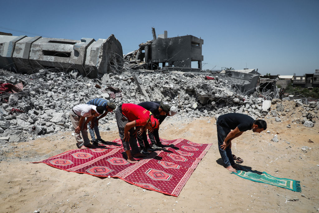 Musulmanes oran junto a una mezquita destruida por los ataques en Gaza