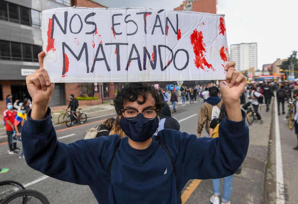 Manifestante denuncia la violenta represión estatal en Bogotá