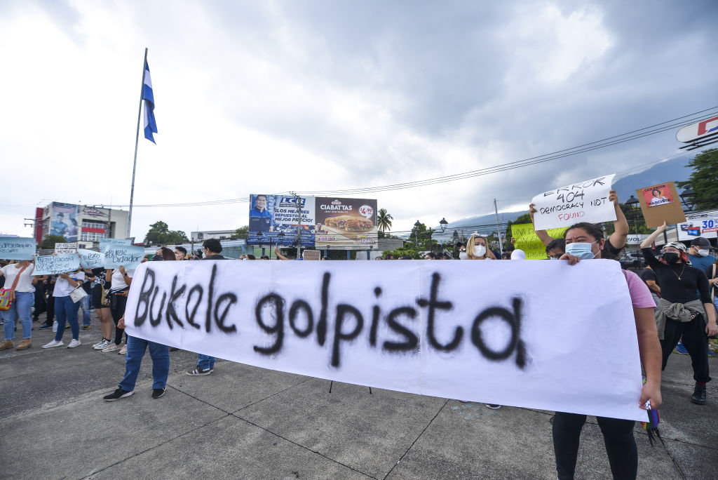 Manifestación en contra de lo últimos actos del régimen de Bukele en El Salvador
