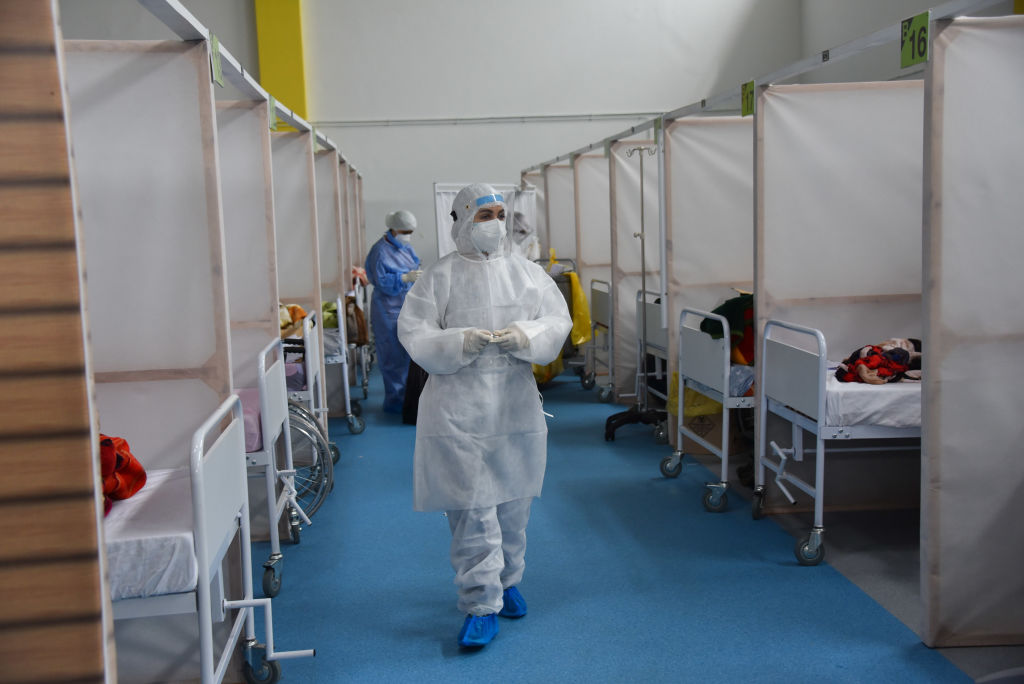 Un trabajador de la salud supervisa a pacientes del Covid-19 en Túnez