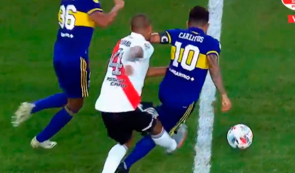 La polémica del superclásico argentino: el foul en el gol de Boca y la "patada de la venganza"