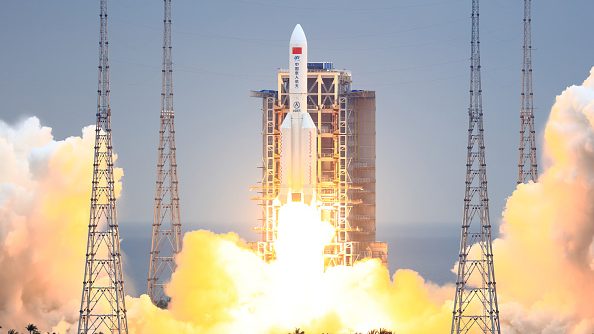 Astrónomo de la U. de Chile sobre el aterrizaje del "cohete chino": "Las probabilidades de que nos vaya a caer encima son bajísimas"