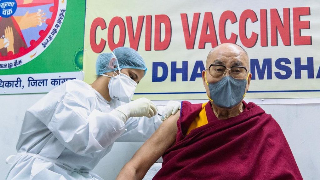 Memes y cientos de comentarios: vacunación del dalái lama contra el covid-19 se hizo tendencia en redes sociales