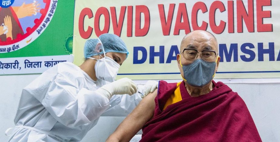 Memes y cientos de comentarios: vacunación del dalái lama contra el covid-19 se hizo tendencia en redes sociales