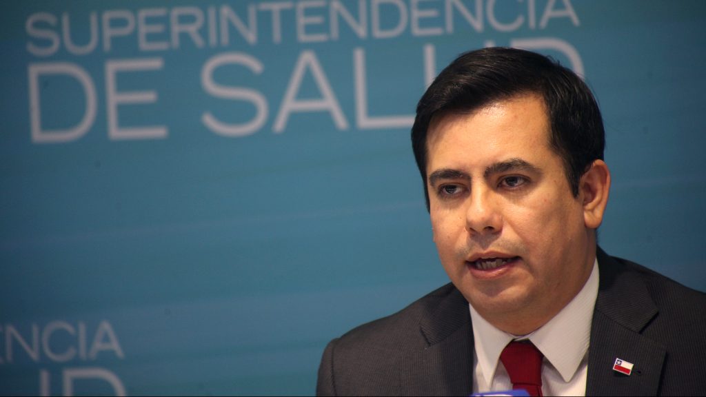Superintendente de Salud: "Si alguna isapre hizo efectiva algún alza, tiene que dejarla sin efecto"