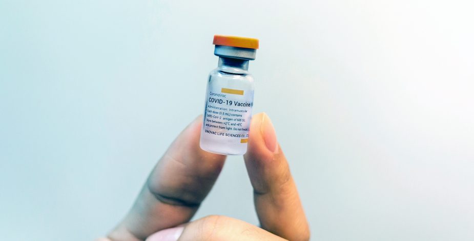 OMS aprobó el uso de emergencia de la vacuna de Sinovac contra el covid-19: Es la que más se usa en Chile
