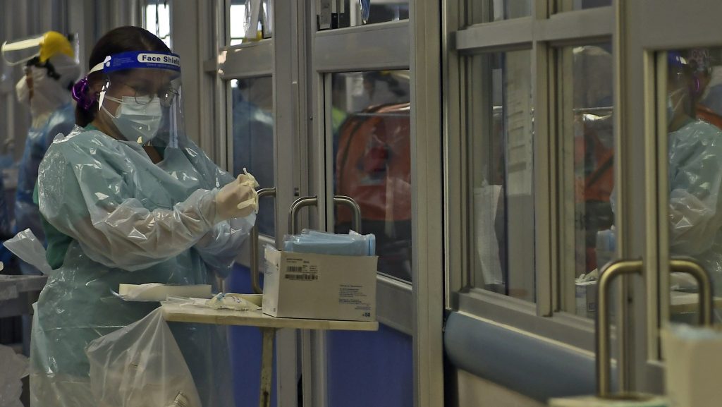 RM tiene 41 camas críticas disponibles: Ministro Paris llamó a funcionarios de la salud a "no abandonar a los pacientes"