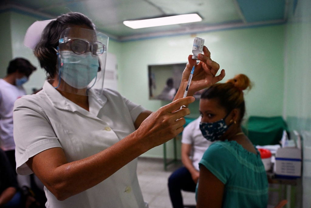 Enfermera prepara una vacuna Abdala contra el Covid-19 en La Habana