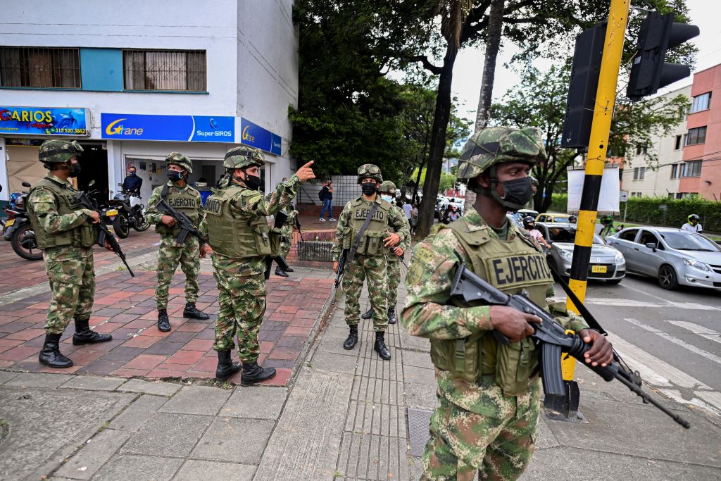 Efectivos del ejército copan las calles de Cali para frenar las protestas