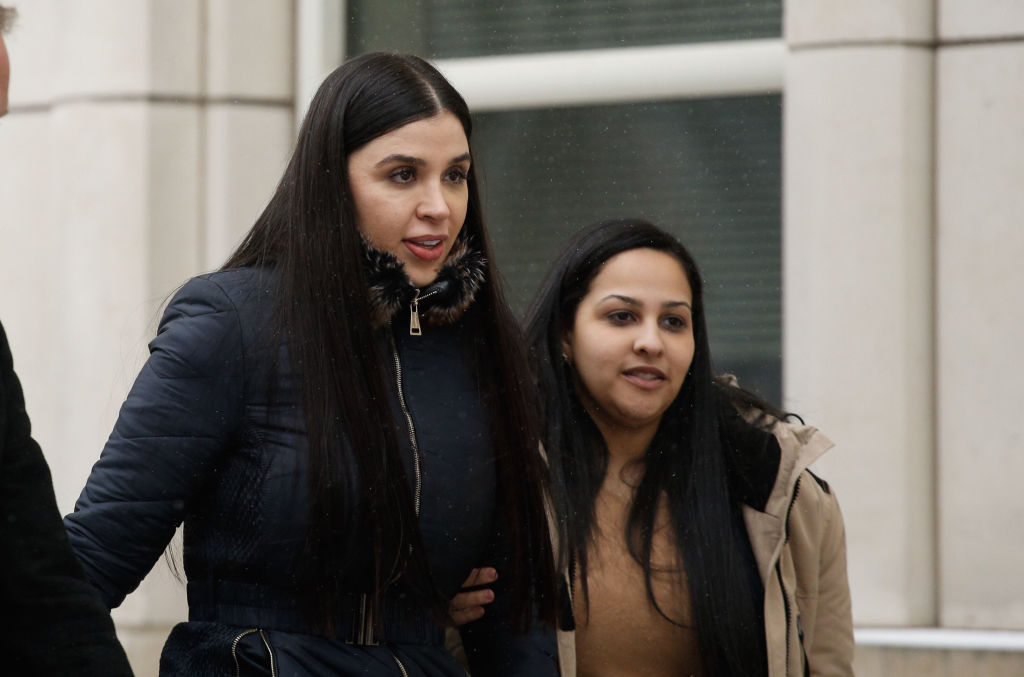 Emma Coronel Aispuro saliendo de los tribunales en Brooklyn