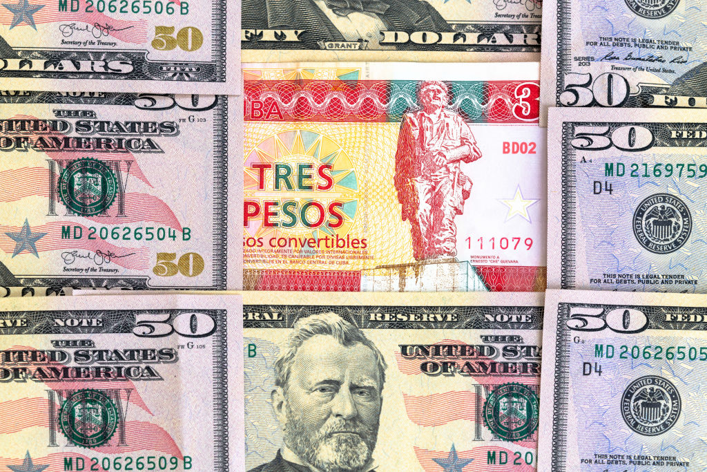 Imagen de dólares estadounidenses ante el peso cubano