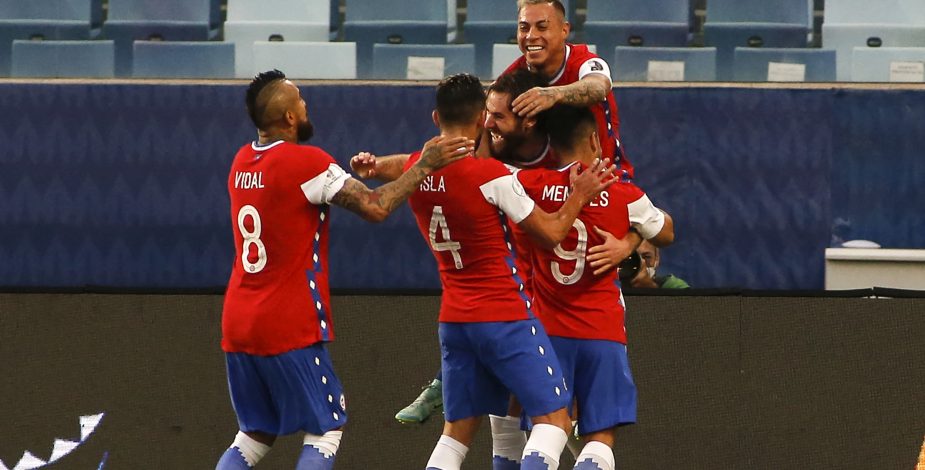 Mauricio Isla compartió imagen de La Roja al estilo “Avengers” a horas de enfrentar a Paraguay