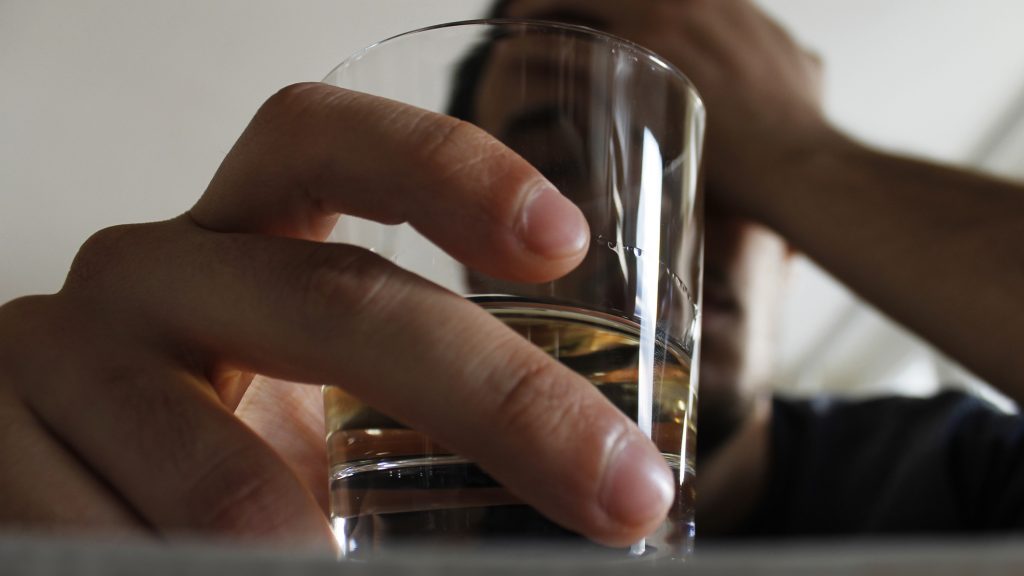 Avanza proyecto que regula venta, publicidad y consumo de alcohol tras 14 años de tramitación