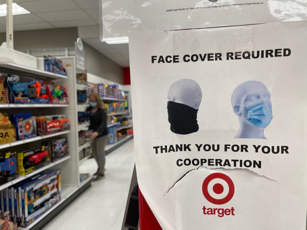 Tienda de Los Angeles informa la obligatoriedad del uso de mascarilla