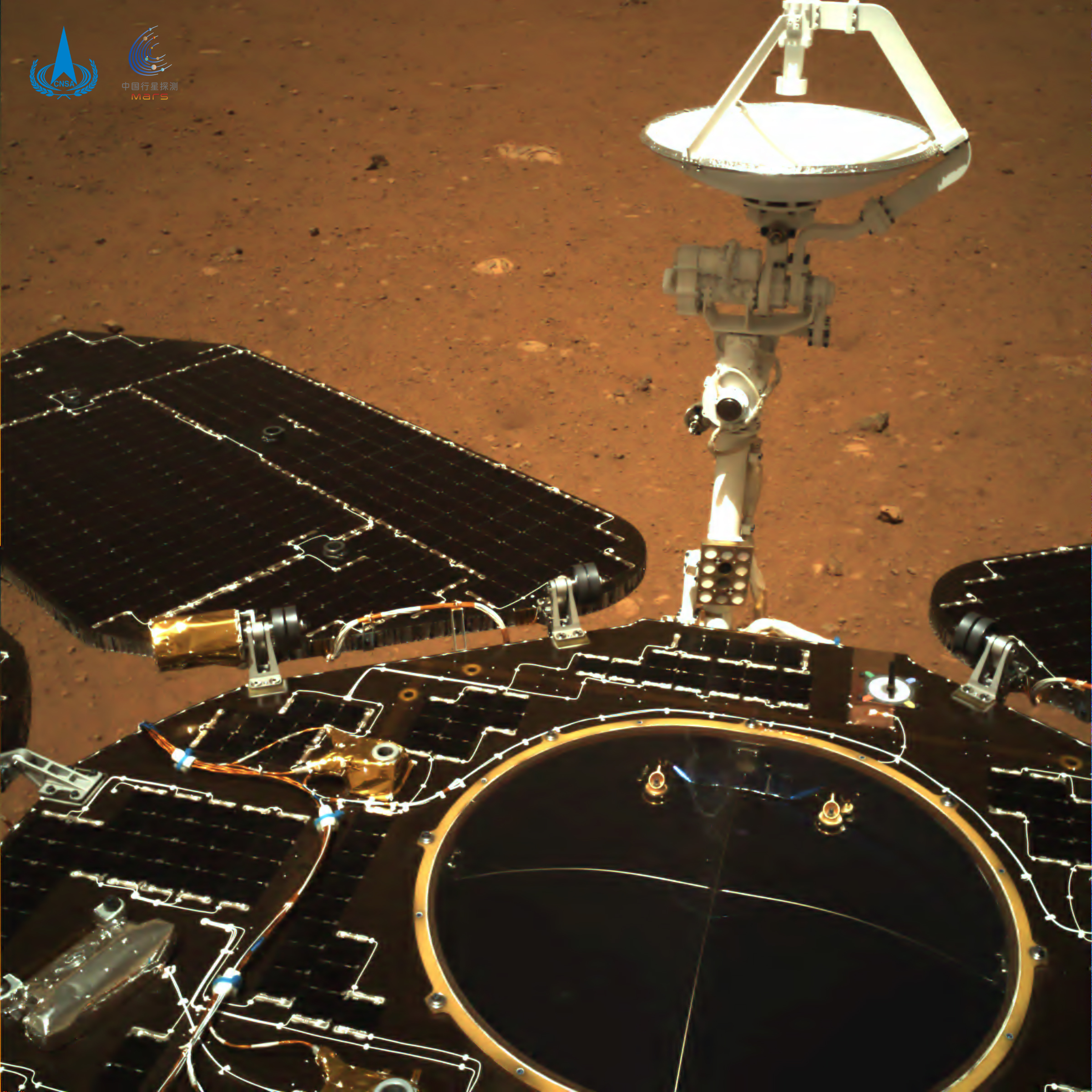 El robot Zhurong fotografía la plataforma que lo protege en Marte