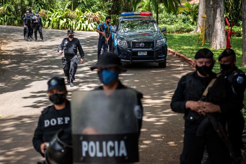 Policías mantienen bajo arresto domiciliario a Cristiana Chamorro