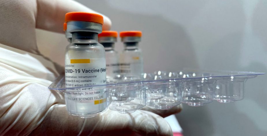 Ejecutivos del laboratorio chino Sinovac visitan Chile para evaluar el proceso de vacunación
