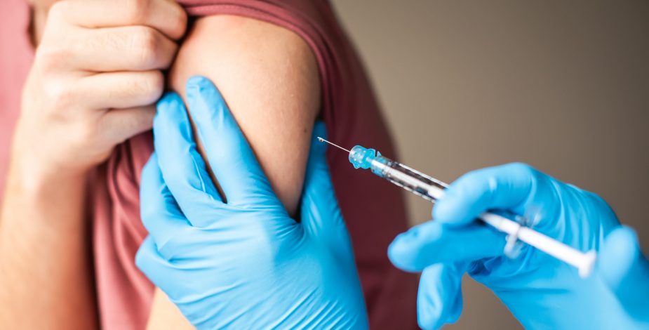 Vacunación a niños y niñas contra el covid: Ministro Paris anunció que este miércoles se dará a conocer calendario