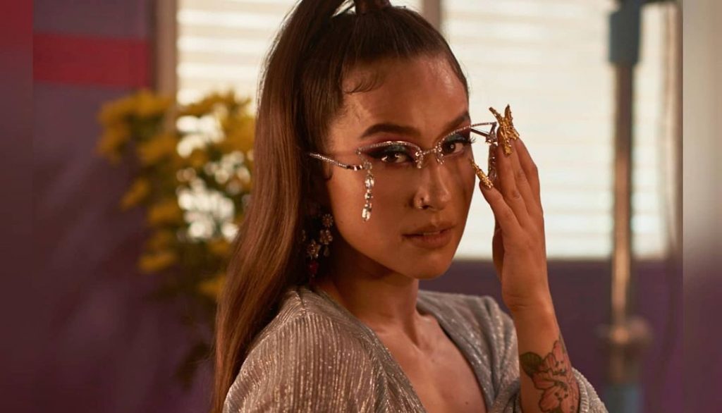 Denise Rosenthal anuncia nuevo single con desnudo y clips con mensajes de sus trolls