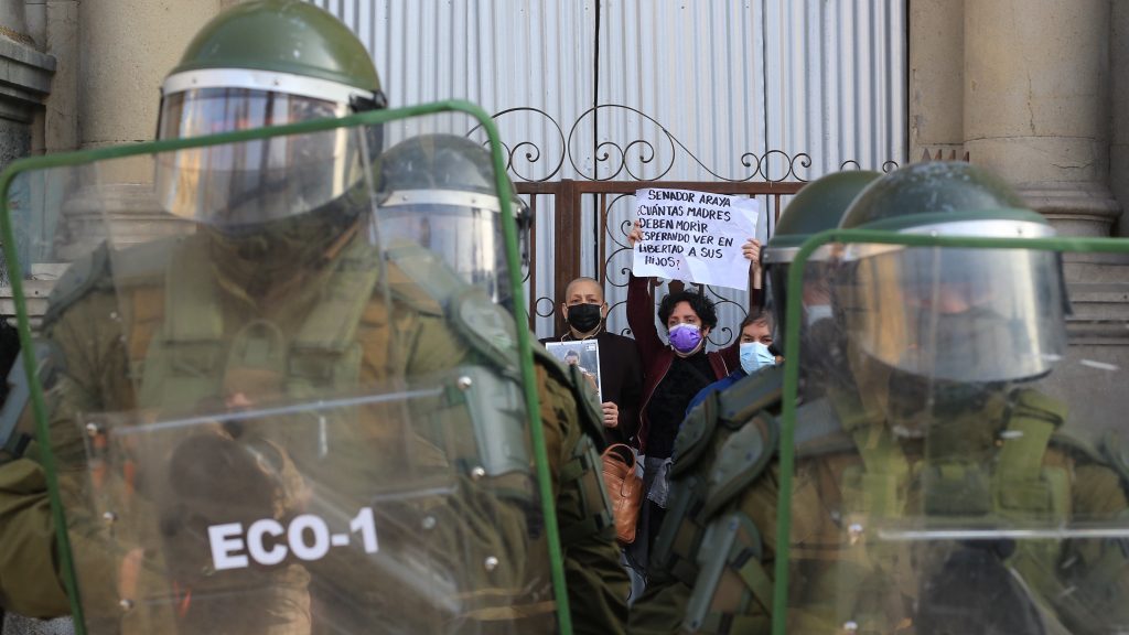 Constituyentes de la Lista del Pueblo fueron detenidos en Plaza de Armas: sesión de la Convención Constitucional podría ser suspendida