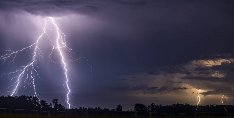 Meteorología emitió aviso de posibles tormentas eléctricas en tres regiones del país