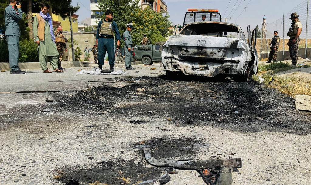 Un auto destruido por el impacto de un cohete en Afganistán