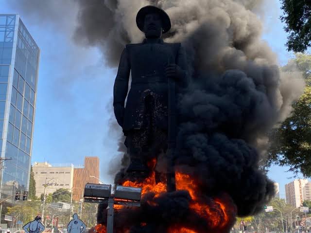 Activistas incendiaron una estatua símbolo de la esclavitud en Brasil