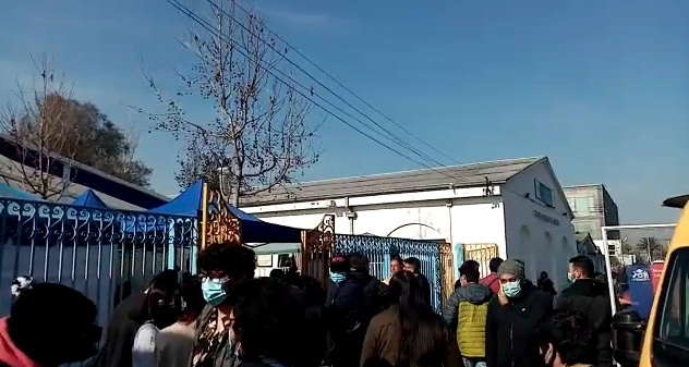 Más de 400 personas esperando: Se registraron largas filas en vacunatorio de Maipú