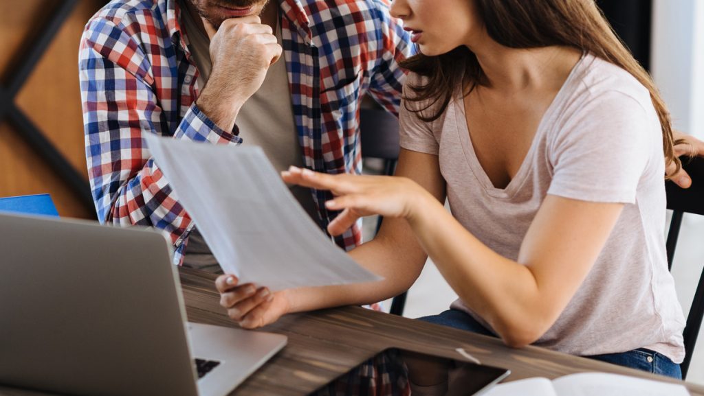 Tus Finanzas Familiares: ¿Qué es la "infidelidad financiera" y cómo puede afectar una relación de pareja?