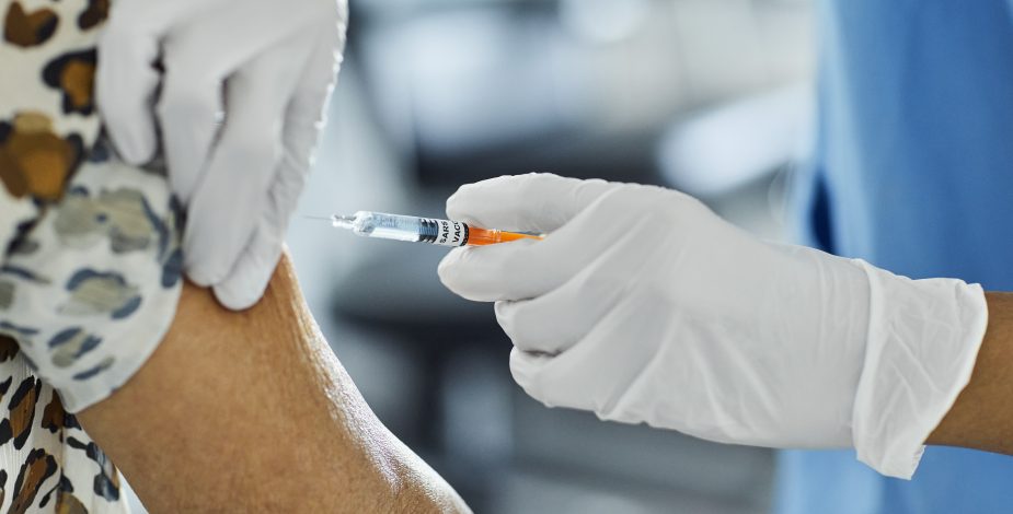 Estudio UC: Inmunidad de vacuna Sinovac se sigue detectando a seis meses de la primera dosis
