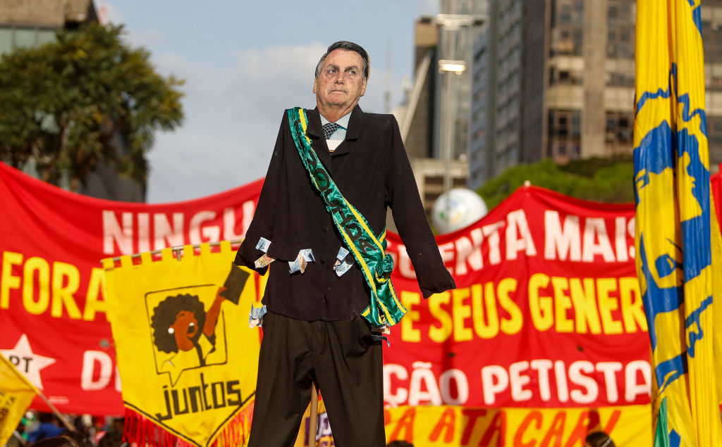 Un muñeco de trapo de Bolsonaro es llevado en una marcha en Sao Paulo