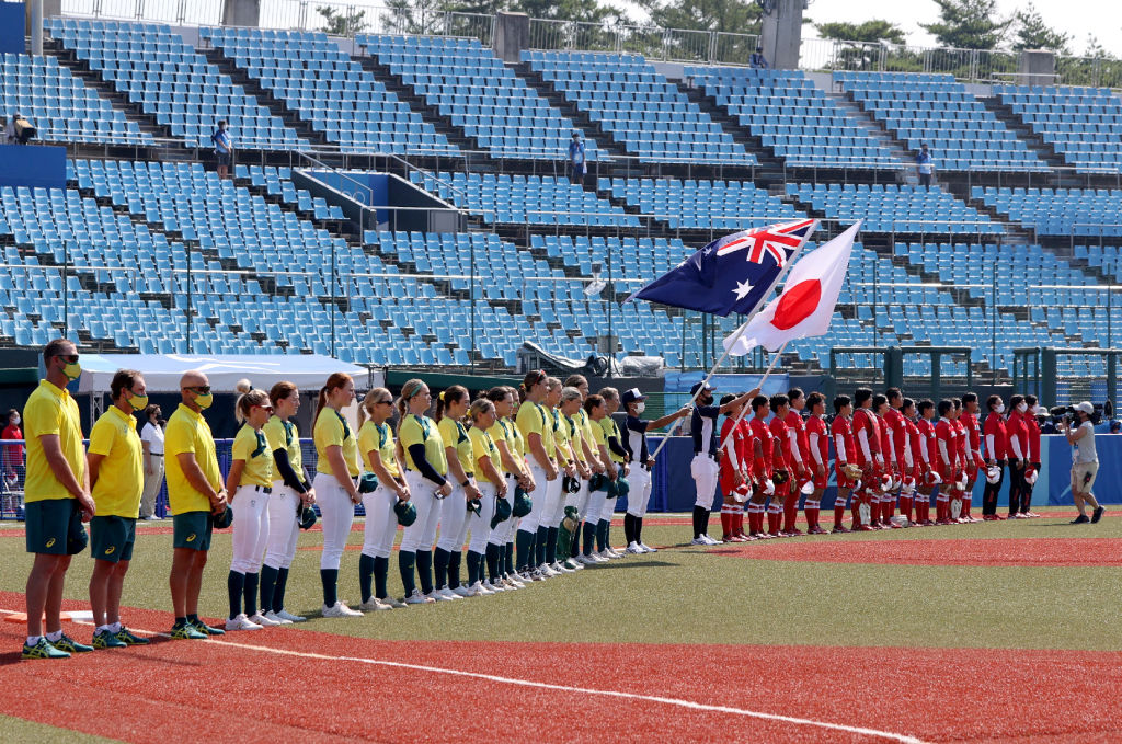 Las jugadoras de Australia y Japón escuchan sus himnos antes del juego