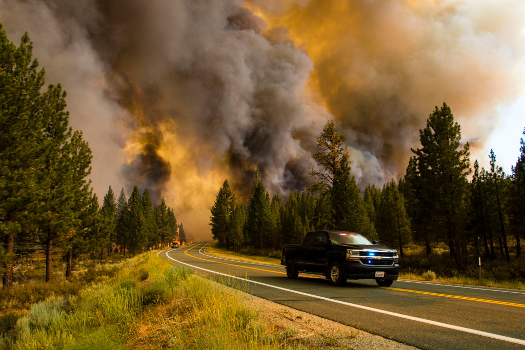 El incendio Tamarack rodea una carretera en California