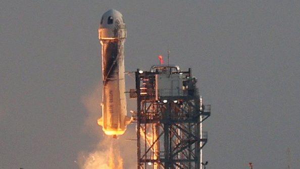 Multimillonario Jeff Bezos y Blue Origin realizaron con éxito su primer vuelo tripulado al espacio