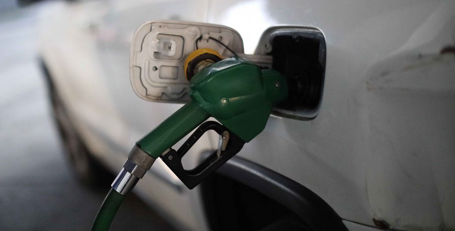 Fuerte alza en el precio de las bencinas: sube hasta 11,8 pesos por litro y ya sobrepasa los $1.200