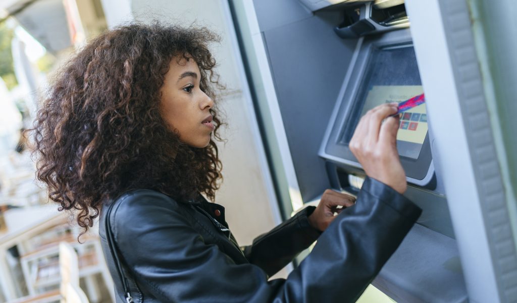 Tus Finanzas Familiares: Mujeres chilenas igualan a hombres en su actividad bancaria