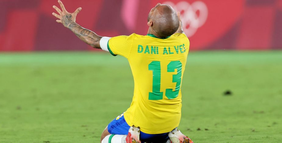 Dani Alves cumplió al ganar el oro olímpico y sólo le queda ganar el  Mundial por Brasil