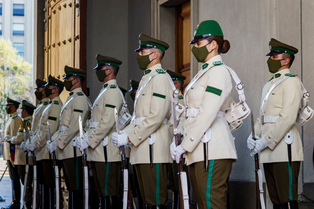 Funcionarios policiales de la guardia del Palacio de La Moneda