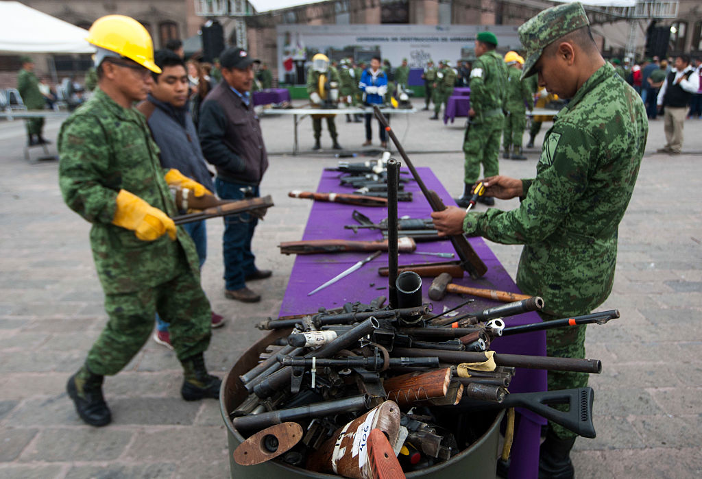 Soldados mexicanos comienzan la quema de armas traficadas