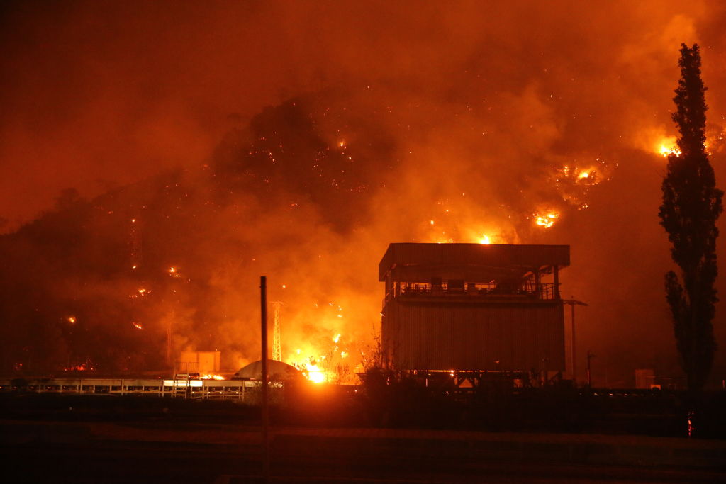 El fuego ilumina el cielo en la ciudad turca de Milas